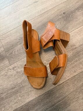 Sofft tan block heel strappy Sandal Size 8.5
